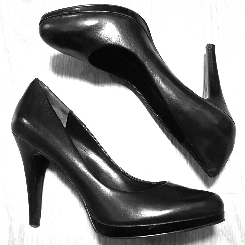 Nine West classic black leather pumps